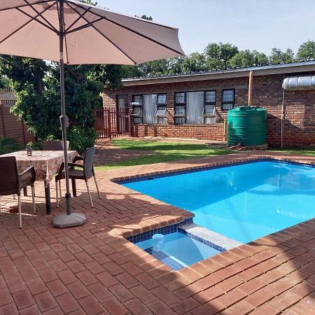 White Rose Guest House Vanderbijlpark Eksteriør bilde